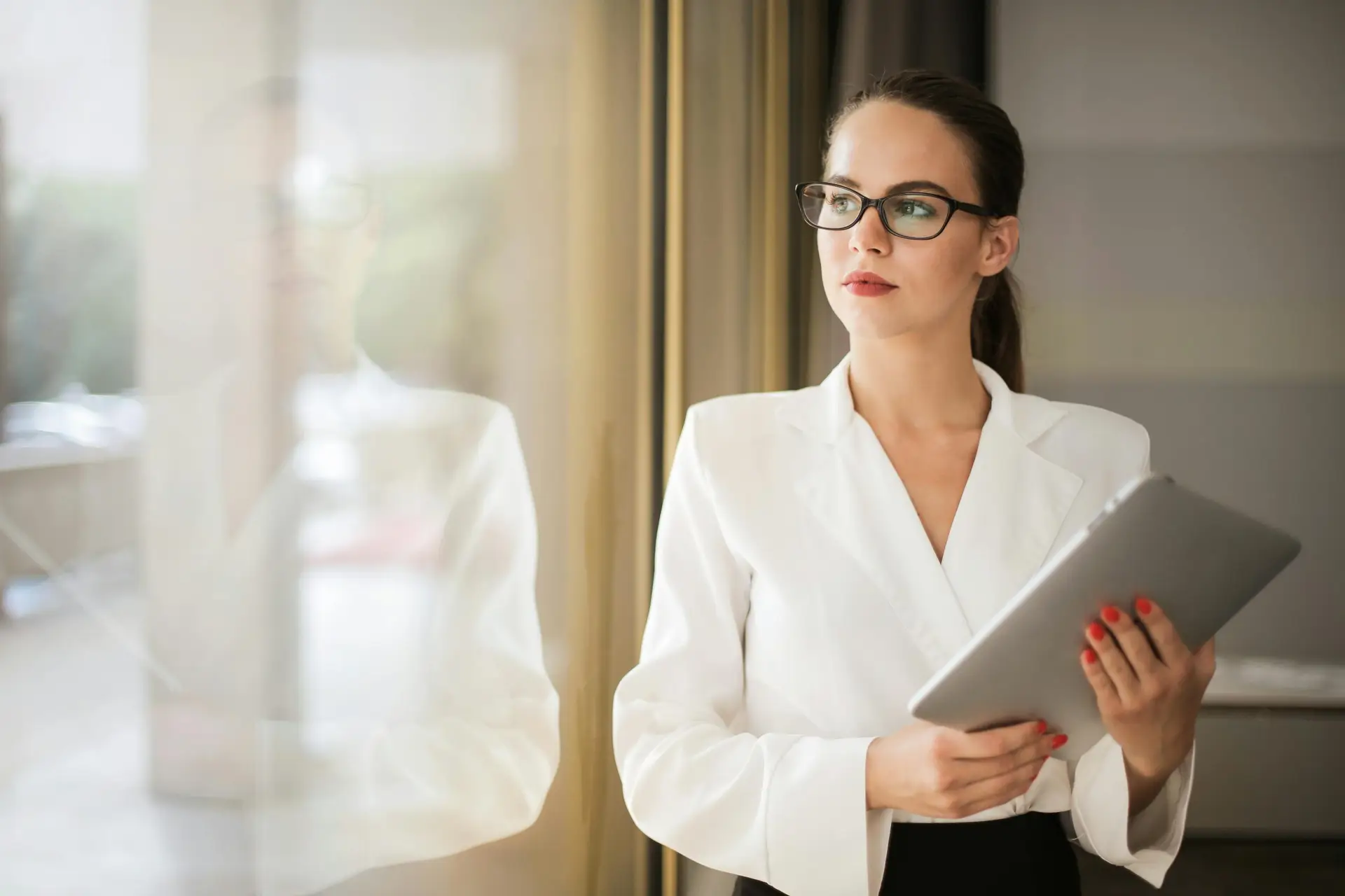 Leadership burnout in Australia. Executive experiencing cognitive overload and workplace pressure